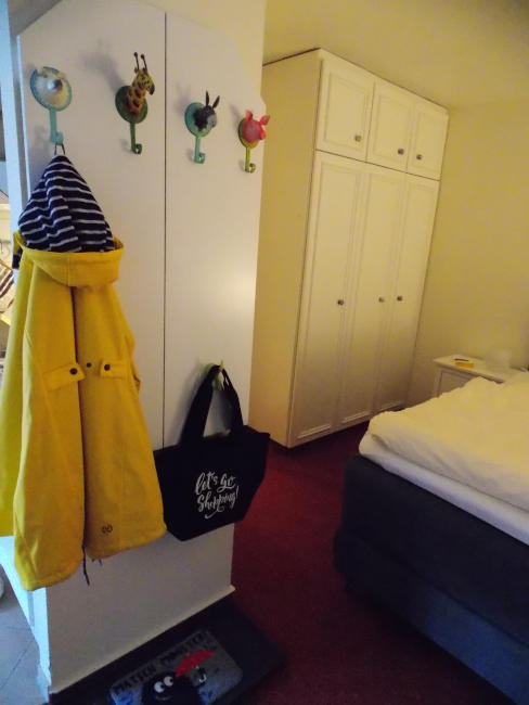 Ferienwohnung 208 für 2 Personen in der Strandburg auf Juist - Schlafbereich mit Garderobe