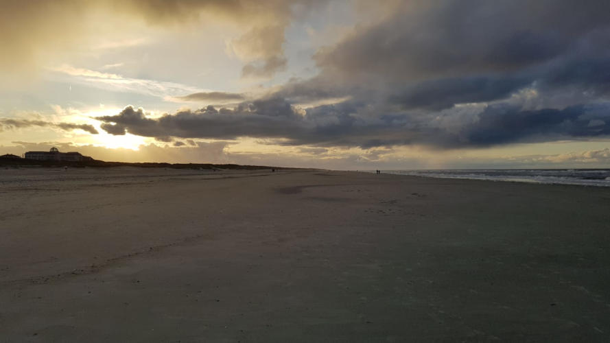 Unendliche Strände auf der Nordseeinsel Juist. Genießen Sie Ihren Urlaub für zwei Personen in der Ferienwohnung 208 - Strandburg Juist.