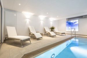 Relaxliegen am Pool in der Strandburg Juist – Ferienwohnung 208