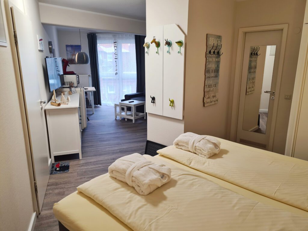 Schlafbereich mit Blick in den Wohnbereich – Ferienwohnung von privat in der Strandburg Juist