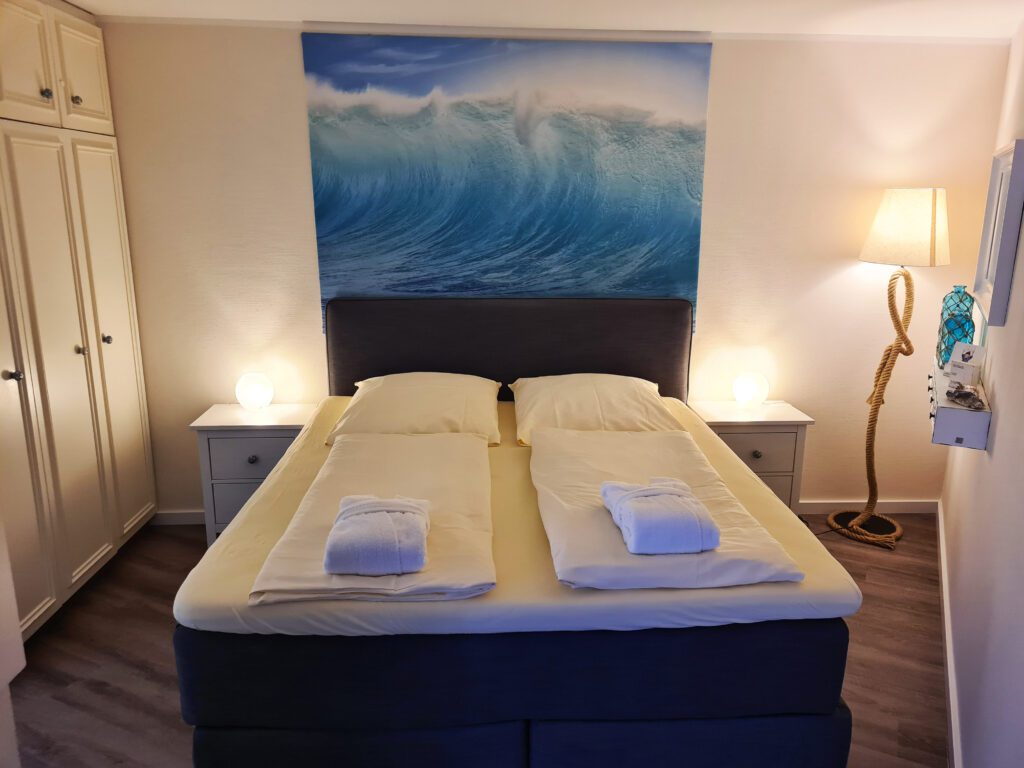 Boxspringbett mit Bademänteln – Ferienwohnung von privat in der Strandburg Juist