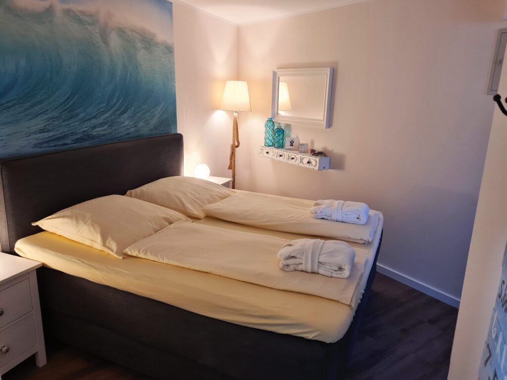 Boxspringbett mit Bademänteln – Ferienwohnung von privat in der Strandburg Juist