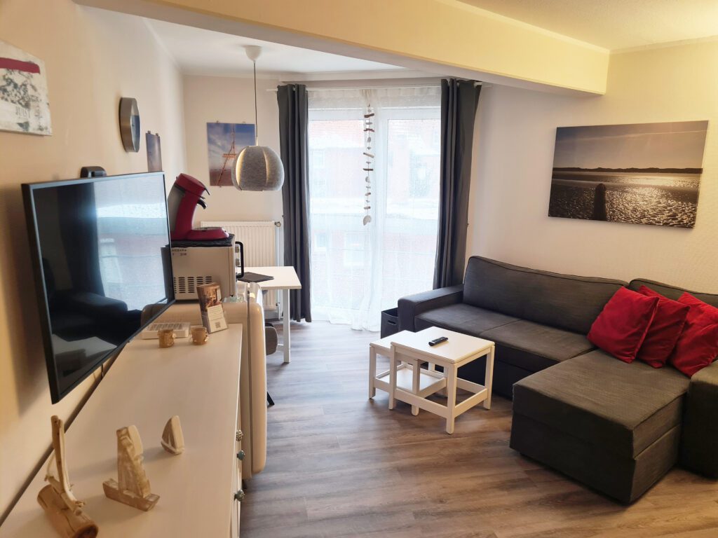 Ferienwohnung von privat in der Strandburg Juist – Wohnbereich / Sofa / Fernseher
